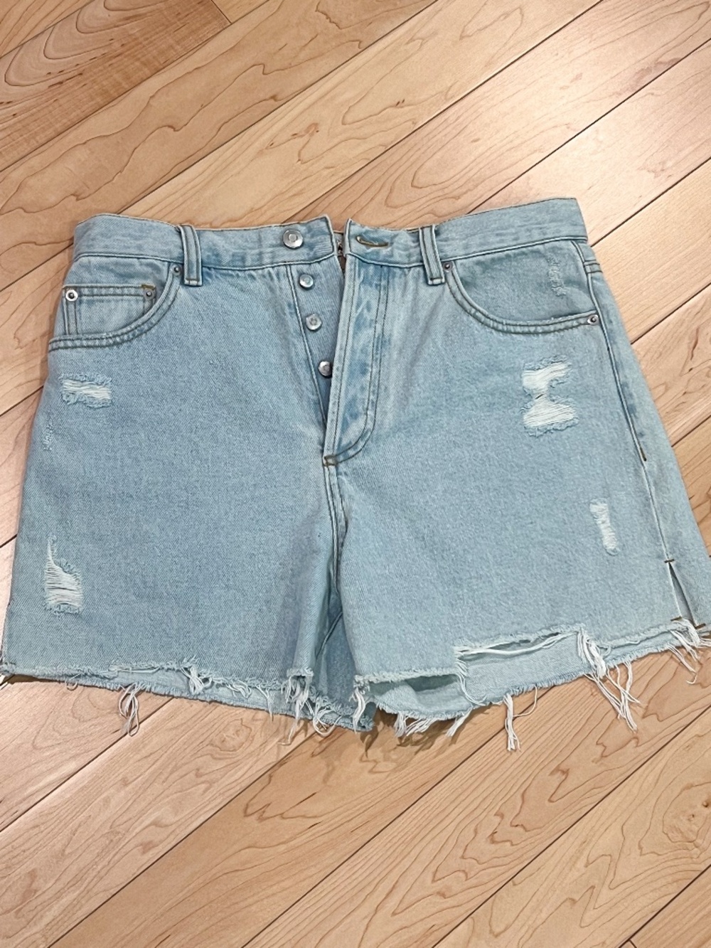 BARELY WORN Harlow Light Wash Distressed Denim Shorts Size 27 Button Fly Raw Hem